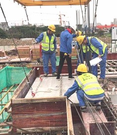 建筑樓盤(pán)新盤(pán)建設(shè)中二層梁板鋼筋等吊裝